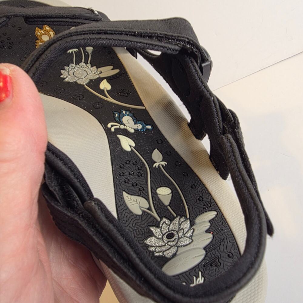 NWT G.P. Gold Pidgeon Brand Sandals featuring a Lotus Flower design Footbed - Picture 4 of 11